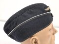 Luftwaffe, Schiffchen für Offiziere. Die Effekten von Hand vernäht, die Silberlitzeebenfalls. Der Adler entnazifiziert. Stark getragenes Stück