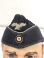 Luftwaffe, Schiffchen für Offiziere. Die Effekten von Hand vernäht, die Silberlitzeebenfalls. Der Adler entnazifiziert. Stark getragenes Stück