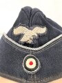 Luftwaffe, Schiffchen für Offiziere. Die Effekten von Hand vernäht, die Silberlitzeebenfalls. Der Adler entnazifiziert. Stark getragenes Stück