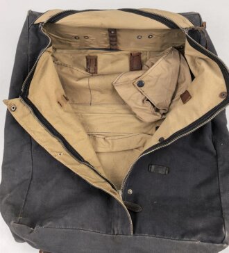 Luftwaffe, Kleidertasche für fliegendes Personal. gebraucht, alle Reissverschlüsse gängig.