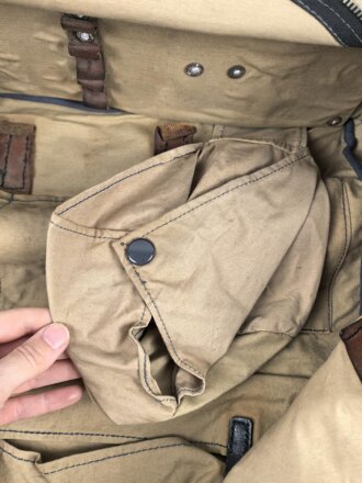 Luftwaffe, Kleidertasche für fliegendes Personal. gebraucht, alle Reissverschlüsse gängig.