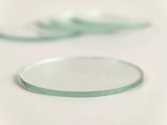 Glasscheibe für ein Anzeigegerät der Luftwaffe. Durchmesser 51mm. Neuzeitliche Fertigung, sie erhalten ein ( 1 ) Stück