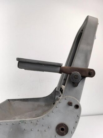 Luftwaffe Flugzeugsitz aus Leichtmetall. Gestrahlt und zum Teil lackiert, der Boden gespachtelt. Für mich leider nicht konkret Zuzuordnen