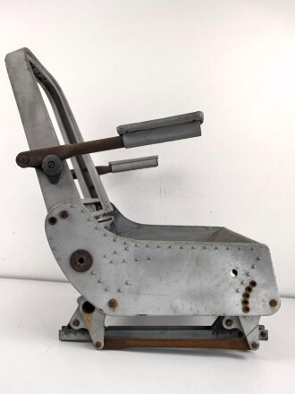 Luftwaffe Flugzeugsitz aus Leichtmetall. Gestrahlt und zum Teil lackiert, der Boden gespachtelt. Für mich leider nicht konkret Zuzuordnen