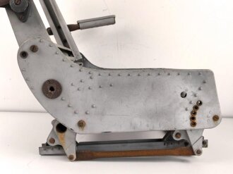 Luftwaffe Flugzeugsitz aus Leichtmetall. Gestrahlt und zum Teil lackiert, der Boden gespachtelt. Für mich leider nicht konkret Zuzuordnen