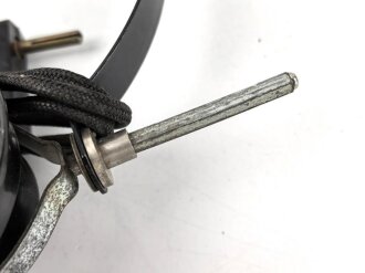 Doppelfernhörer aus ziviler Produktion, von der Wehrmacht eingekauft und mit WaA versehen, so beispielsweise für Übungsgeräte verwendet. Guter Gesamtzustand, Funktion nicht geprüft