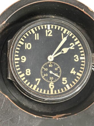 Luftwaffe Betriebsuhr, Fl 25591 auch Stationsuhr oder Funkraumuhr genannt. Hersteller Junghans, läuft einwandfrei, Gehäuse Heeresgrüner Originallack, die Ausstellfüße fehlen