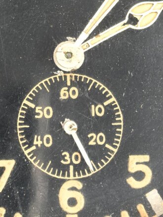 Luftwaffe Betriebsuhr, Fl 25591 auch Stationsuhr oder Funkraumuhr genannt. Hersteller Junghans, läuft einwandfrei, Gehäuse Heeresgrüner Originallack, die Ausstellfüße fehlen