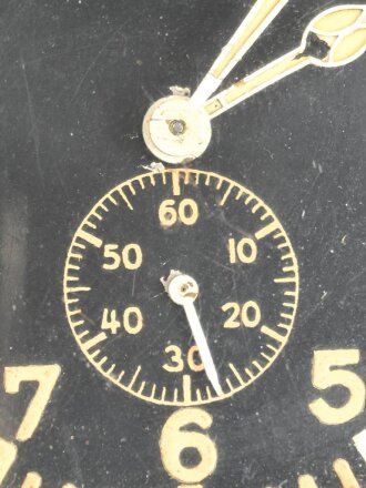 Luftwaffe Betriebsuhr, Fl 25591 auch Stationsuhr oder Funkraumuhr genannt. Hersteller Junghans, läuft einwandfrei, Gehäuse Heeresgrüner Originallack, die Ausstellfüße fehlen