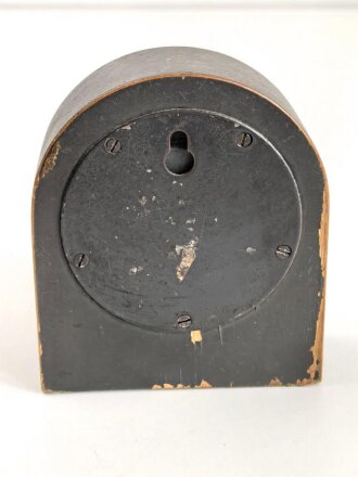 Luftwaffe Betriebsuhr, Fl 25591 auch Stationsuhr oder Funkraumuhr genannt. Hersteller Junghans, läuft einwandfrei, Gehäuse Heeresgrüner Originallack, die Ausstellfüße fehlen