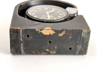 Luftwaffe Betriebsuhr, Fl 25591 auch Stationsuhr oder Funkraumuhr genannt. Hersteller Junghans, läuft einwandfrei, Gehäuse Heeresgrüner Originallack, die Ausstellfüße fehlen