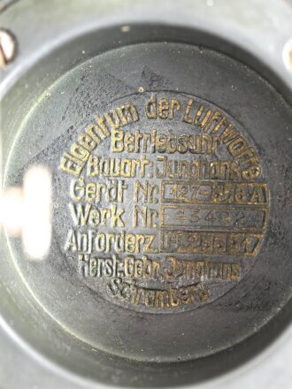 Luftwaffe Betriebsuhr, Fl 25591 auch Stationsuhr oder Funkraumuhr genannt. Hersteller Junghans, läuft einwandfrei, Gehäuse Heeresgrüner Originallack, die Ausstellfüße fehlen