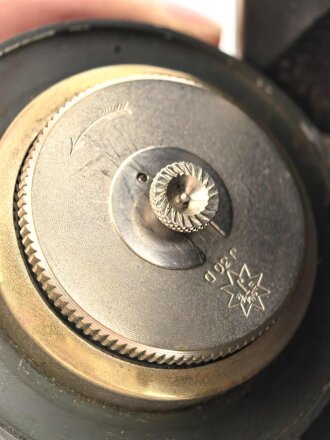 Luftwaffe Betriebsuhr, Fl 25591 auch Stationsuhr oder Funkraumuhr genannt. Hersteller Junghans, läuft einwandfrei, Gehäuse Heeresgrüner Originallack, die Ausstellfüße fehlen
