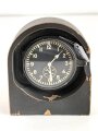 Luftwaffe Betriebsuhr, Fl 25591 auch Stationsuhr oder Funkraumuhr genannt. Hersteller Junghans, läuft einwandfrei, Gehäuse Heeresgrüner Originallack, die Ausstellfüße fehlen