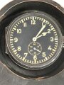 Luftwaffe Betriebsuhr, Fl 25591 auch Stationsuhr oder Funkraumuhr genannt. Hersteller Junghans, läuft einwandfrei, Gehäuse Heeresgrüner Originallack, die Ausstellfüße fehlen