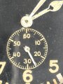 Luftwaffe Betriebsuhr, Fl 25591 auch Stationsuhr oder Funkraumuhr genannt. Hersteller Junghans, läuft einwandfrei, Gehäuse Heeresgrüner Originallack, die Ausstellfüße fehlen