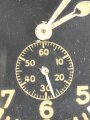 Luftwaffe Betriebsuhr, Fl 25591 auch Stationsuhr oder Funkraumuhr genannt. Hersteller Junghans, läuft einwandfrei, Gehäuse Heeresgrüner Originallack, die Ausstellfüße fehlen