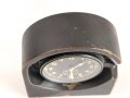 Luftwaffe Betriebsuhr, Fl 25591 auch Stationsuhr oder Funkraumuhr genannt. Hersteller Junghans, läuft einwandfrei, Gehäuse Heeresgrüner Originallack, die Ausstellfüße fehlen