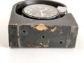 Luftwaffe Betriebsuhr, Fl 25591 auch Stationsuhr oder Funkraumuhr genannt. Hersteller Junghans, läuft einwandfrei, Gehäuse Heeresgrüner Originallack, die Ausstellfüße fehlen