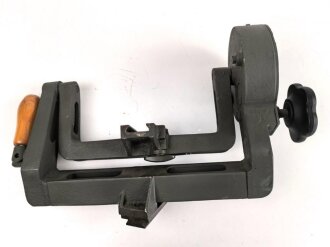 Wiege zum Flakfernrohr DF 10 x 80 Wehrmacht. Hersteller ecr. schwere Ausführung, gängig, neuzeitlich überlackiertes Stück, der runde Drehknopf nachgegossen
