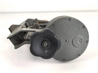 Wiege zum Flakfernrohr DF 10 x 80 Wehrmacht. Hersteller ecr. schwere Ausführung, gängig, neuzeitlich überlackiertes Stück, der runde Drehknopf nachgegossen