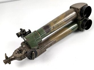 Scherenfernrohr 14.Z. Gi . Originale Tarnlackierung, gute Durchsicht, keine Strichplatte, war sicherlich mal offen und wurde gereinigt, bei der gelegenheit wurde die ein oder andere Schraube verloren. Ein Splitter? loch mit vermutlich Lötzinn gefüllt.