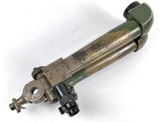 Scherenfernrohr 14.Z. Gi . Originale Tarnlackierung, gute Durchsicht, keine Strichplatte, war sicherlich mal offen und wurde gereinigt, bei der gelegenheit wurde die ein oder andere Schraube verloren. Ein Splitter? loch mit vermutlich Lötzinn gefüllt.