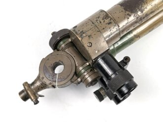 Scherenfernrohr 14.Z. Gi . Originale Tarnlackierung, gute Durchsicht, keine Strichplatte, war sicherlich mal offen und wurde gereinigt, bei der gelegenheit wurde die ein oder andere Schraube verloren. Ein Splitter? loch mit vermutlich Lötzinn gefüllt.