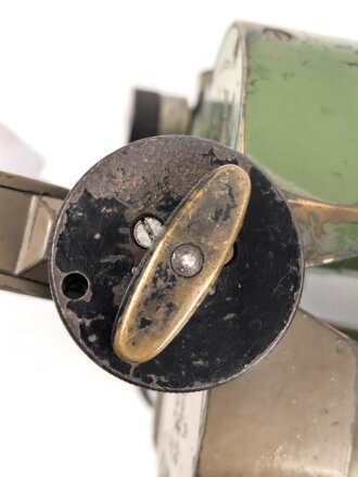 Scherenfernrohr 14.Z. Gi . Originale Tarnlackierung, gute Durchsicht, keine Strichplatte, war sicherlich mal offen und wurde gereinigt, bei der gelegenheit wurde die ein oder andere Schraube verloren. Ein Splitter? loch mit vermutlich Lötzinn gefüllt.