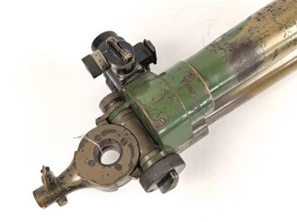 Scherenfernrohr 14.Z. Gi . Originale Tarnlackierung, gute Durchsicht, keine Strichplatte, war sicherlich mal offen und wurde gereinigt, bei der gelegenheit wurde die ein oder andere Schraube verloren. Ein Splitter? loch mit vermutlich Lötzinn gefüllt.