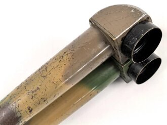Scherenfernrohr 14.Z. Gi . Originale Tarnlackierung, gute Durchsicht, keine Strichplatte, war sicherlich mal offen und wurde gereinigt, bei der gelegenheit wurde die ein oder andere Schraube verloren. Ein Splitter? loch mit vermutlich Lötzinn gefüllt.