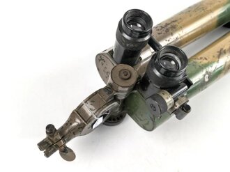 Scherenfernrohr 14.Z. Gi . Originale Tarnlackierung, gute Durchsicht, keine Strichplatte, war sicherlich mal offen und wurde gereinigt, bei der gelegenheit wurde die ein oder andere Schraube verloren. Ein Splitter? loch mit vermutlich Lötzinn gefüllt.