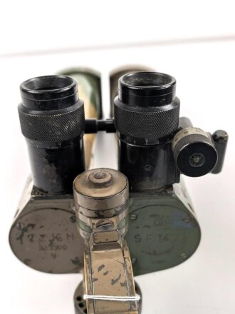 Scherenfernrohr 14.Z. Gi . Originale Tarnlackierung, gute Durchsicht, keine Strichplatte, war sicherlich mal offen und wurde gereinigt, bei der gelegenheit wurde die ein oder andere Schraube verloren. Ein Splitter? loch mit vermutlich Lötzinn gefüllt.