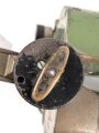 Scherenfernrohr 14.Z. Gi . Originale Tarnlackierung, gute Durchsicht, keine Strichplatte, war sicherlich mal offen und wurde gereinigt, bei der gelegenheit wurde die ein oder andere Schraube verloren. Ein Splitter? loch mit vermutlich Lötzinn gefüllt.