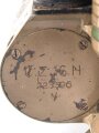 Scherenfernrohr 14.Z. Gi . Originale Tarnlackierung, gute Durchsicht, keine Strichplatte, war sicherlich mal offen und wurde gereinigt, bei der gelegenheit wurde die ein oder andere Schraube verloren. Ein Splitter? loch mit vermutlich Lötzinn gefüllt.