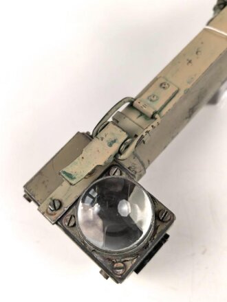 Zielfernrohr ZF 1128, Hersteller cxn. Originallack, gute Optik und Zielstachel. Seltenes Stück für das MG34 im Jagdpanzer 38 "Hetzer" sowie StuG IIIG/ StuG IV