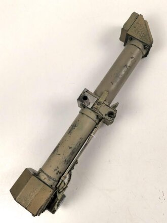 Zielfernrohr ZF 1128, Hersteller cxn. Originallack, gute Optik und Zielstachel. Seltenes Stück für das MG34 im Jagdpanzer 38 "Hetzer" sowie StuG IIIG/ StuG IV