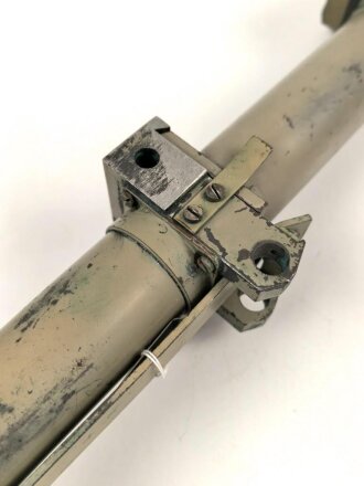 Zielfernrohr ZF 1128, Hersteller cxn. Originallack, gute Optik und Zielstachel. Seltenes Stück für das MG34 im Jagdpanzer 38 "Hetzer" sowie StuG IIIG/ StuG IV