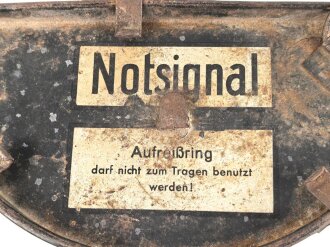 Luftwaffe, Notsignalbehälter für Leuchtpistole im Flugzeug. Originallack, datiert 1944