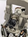 Theodolith 40 Wehrmacht. Hersteller blc. Originallack, guter Zustand , im Transportkasten mit Zubehör. Habe ich so komplett in 30 Jahren Tätigkeit noch nicht gesehen. der Behälter aussen überlackiert.