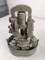 Theodolith 40 Wehrmacht. Hersteller blc. Originallack, guter Zustand , im Transportkasten mit Zubehör. Habe ich so komplett in 30 Jahren Tätigkeit noch nicht gesehen. der Behälter aussen überlackiert.