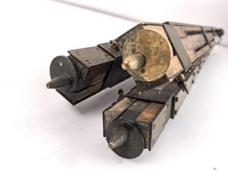 Gestell für optisches Gerät der Wehrmacht, frühes, schweres Stück aus Messing, eine Feststellschraube abgerissen, sonst guter Gesamtzustand
