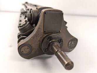 Gestell für optisches Gerät der Wehrmacht, frühes, schweres Stück aus Messing, eine Feststellschraube abgerissen, sonst guter Gesamtzustand
