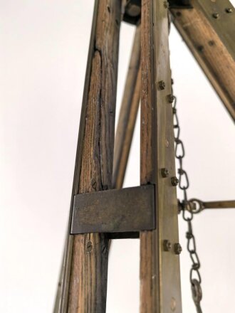 Gestell für optisches Gerät der Wehrmacht, frühes, schweres Stück aus Messing, eine Feststellschraube abgerissen, sonst guter Gesamtzustand