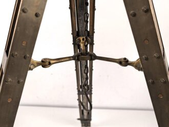 Gestell für optisches Gerät der Wehrmacht, frühes, schweres Stück aus Messing, eine Feststellschraube abgerissen, sonst guter Gesamtzustand
