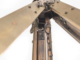 Gestell für optisches Gerät der Wehrmacht, frühes, schweres Stück aus Messing, eine Feststellschraube abgerissen, sonst guter Gesamtzustand