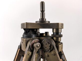 Gestell für optisches Gerät der Wehrmacht, frühes, schweres Stück aus Messing, eine Feststellschraube abgerissen, sonst guter Gesamtzustand