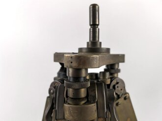 Gestell für optisches Gerät der Wehrmacht, frühes, schweres Stück aus Messing, eine Feststellschraube abgerissen, sonst guter Gesamtzustand