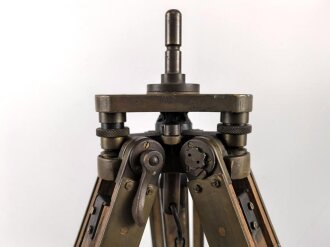 Gestell für optisches Gerät der Wehrmacht, frühes, schweres Stück aus Messing, eine Feststellschraube abgerissen, sonst guter Gesamtzustand