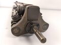 Gestell für optisches Gerät der Wehrmacht, frühes, schweres Stück aus Messing, eine Feststellschraube abgerissen, sonst guter Gesamtzustand